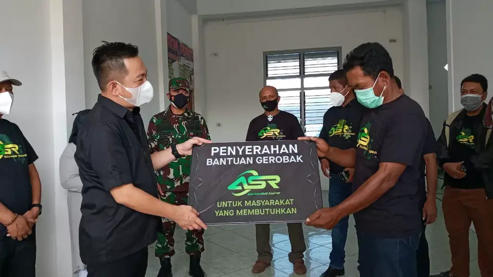 Resmikan Posko ASR, Pangdam Hasanuddin Beri Bantuan Gerobak ke Warga