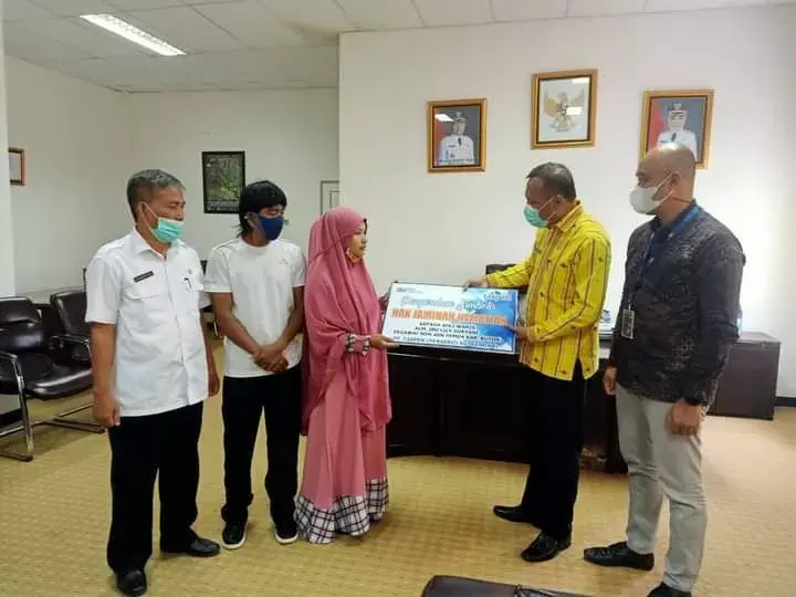 Ahli Waris Pegawai Non-ASN Pemkab Buton Terima Santunan Kematian