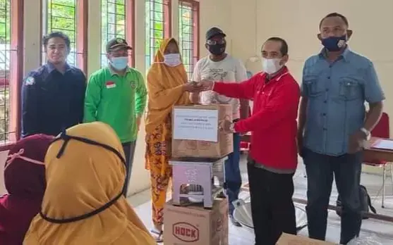 Dinsos Busel Salurkan Bantuan UEP Bagi Lansia Di Lima Kecamatan