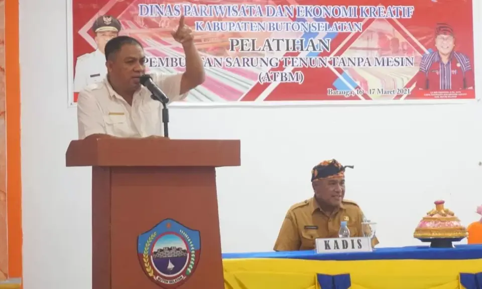 Buka Pelatihan Pembuatan Sarung Tenun Tanpa Mesin, Bupati Arusani: Manfaatkan Media Sosial Untuk Promosi!