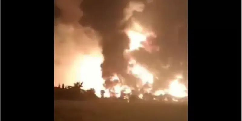 Diduga Tersambar Petir, Kilang Minyak Pertamina Di Indramayu Kebakaran Hebat