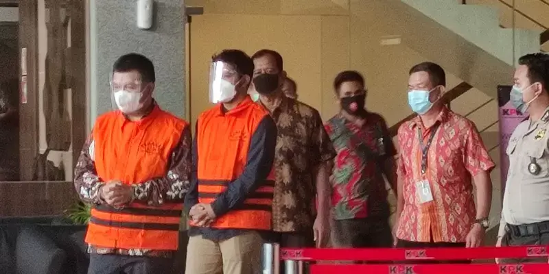 Bupati Bandung Barat Aa Umbara Dan Anaknya Kompak Kenakan Rompi Oranye KPK