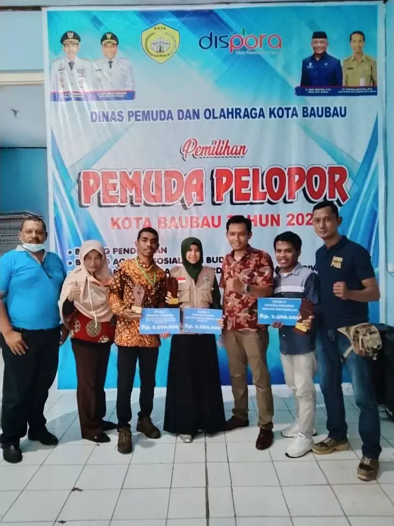 Dispora Kukuhkan Tiga Pemuda Pelopor Kota Baubau