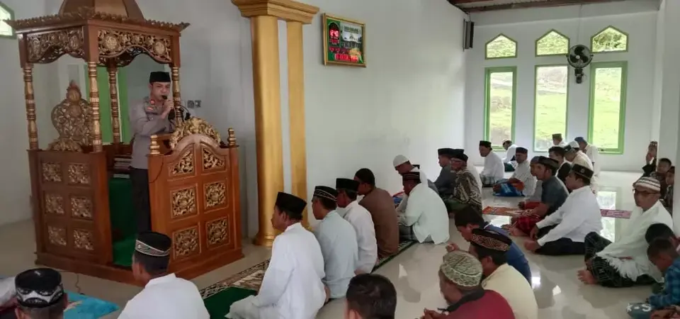 Jelang Ramadan, Kapolsek Sangia Wambulu Gencarkan Pesan Kamtibmas di Jumat Keliling