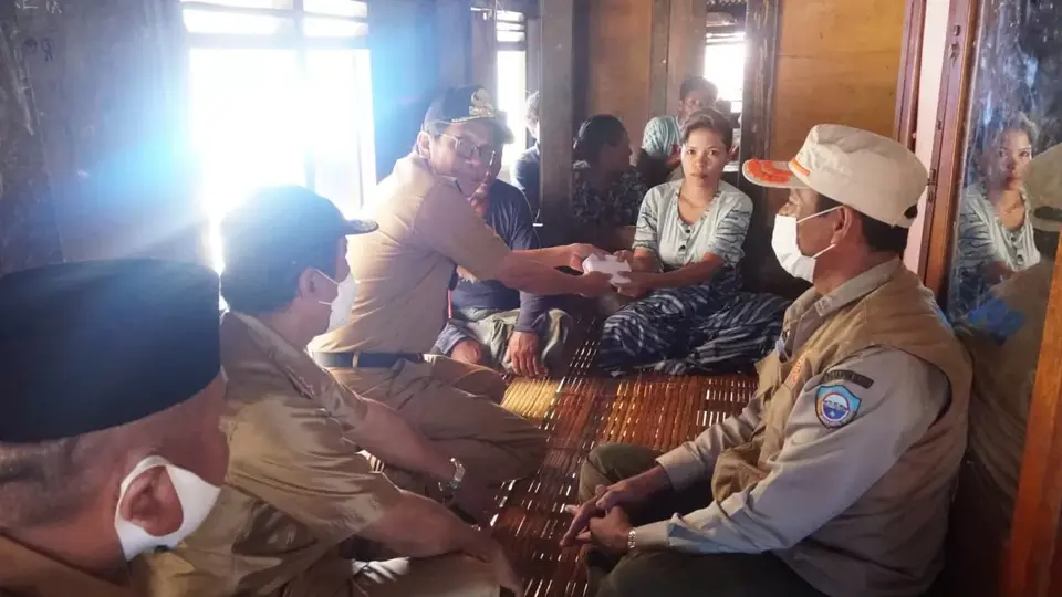 Wakili Bupati Busel, Sekda La Siambo Serahkan Bantuan Untuk Korban Kapal Tenggelam