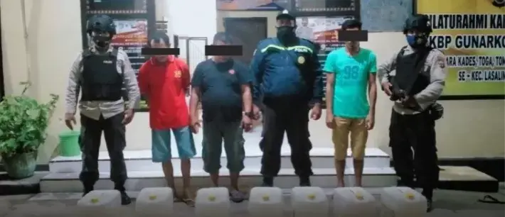 Polisi Sita Puluhan Liter Arak yang Diselundupkan ke Desa Lasalimu