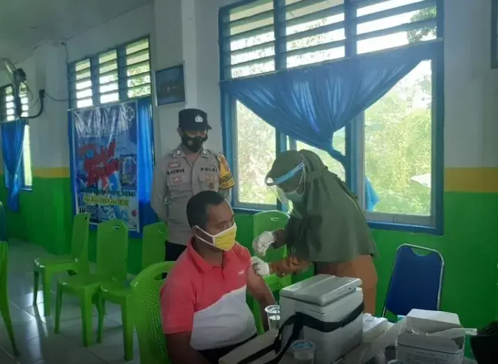 Polsek Pantau Pelaksanaan Vaksinasi Covid-19 di Lasalimu