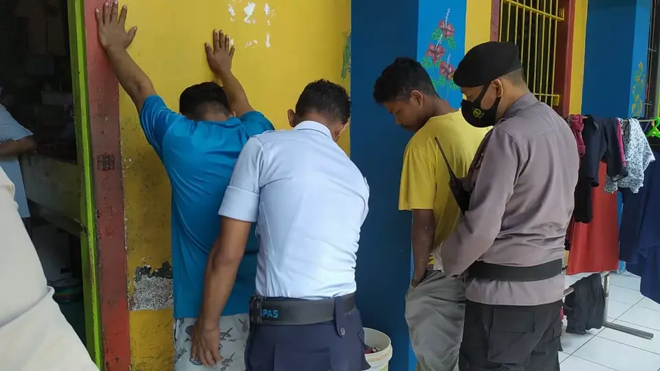 Sambut HUT Pemasyarakatan, Kamar Tahanan Lapas Baubau Digeledah