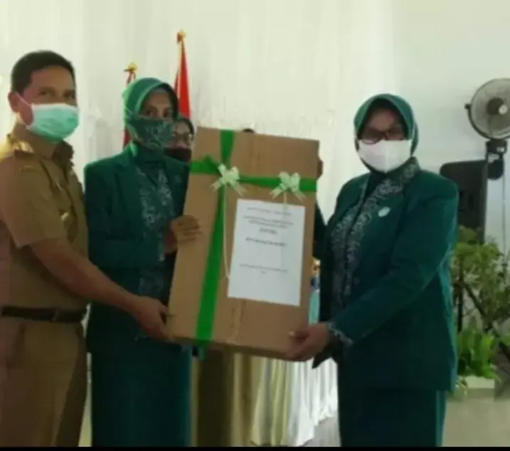 Dinas Koperasi dan UMKM Mubar Salurkan Bantuan ke TP-PKK Mubar