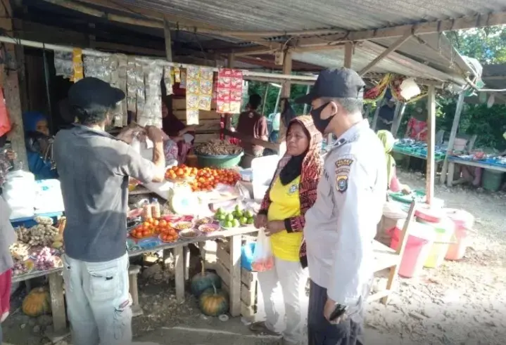 Beri Rasa Aman Pedagang, Polsek Wolowa Menyambangi Pasar Tradisional