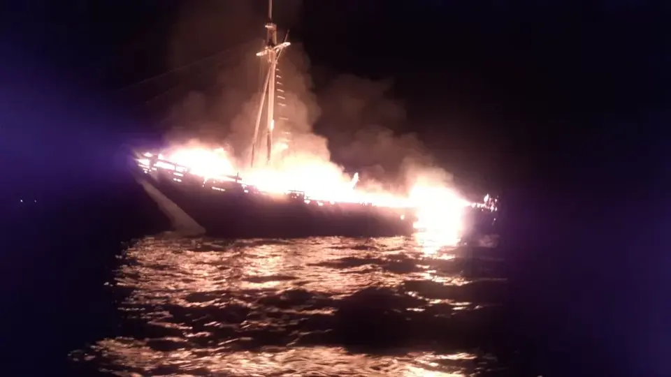 Sebuah Kapal Yacht Terbakar di Selat Buton