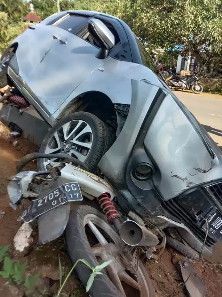 Diduga Supir Ngantuk, Sienta Tabrak Motor Parkir