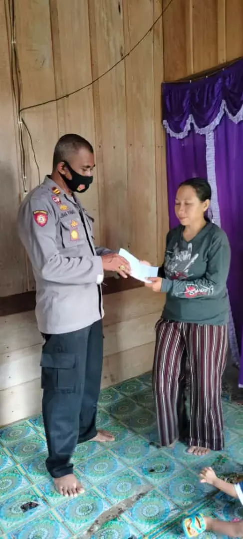 Patut Ditiru, Kapolsek Kapontori Ringankan Beban Ekonomi Warga
