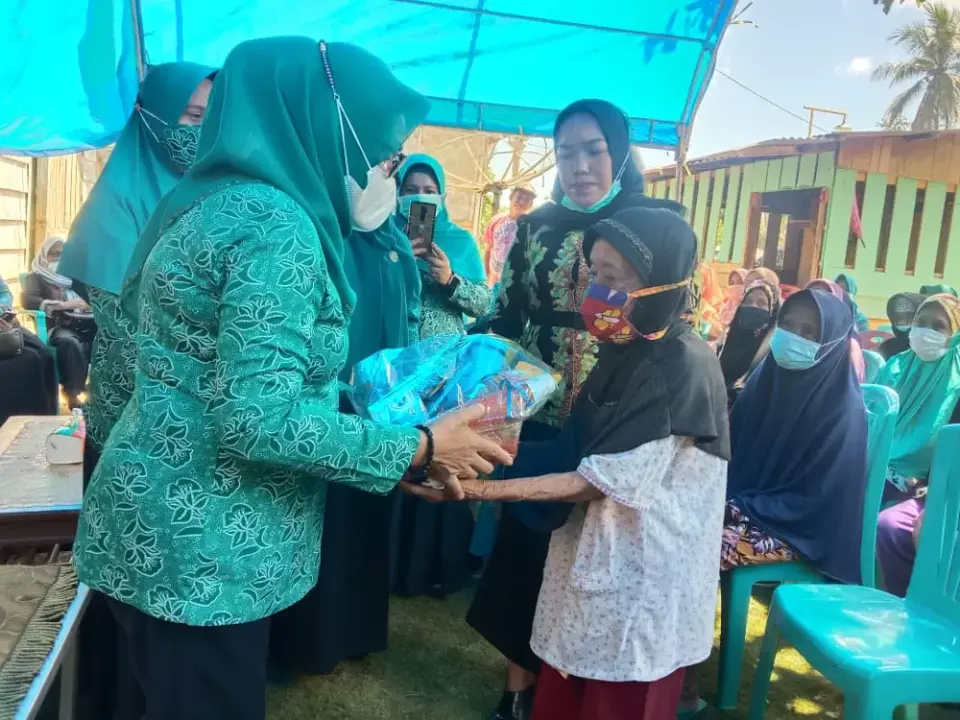Berkah Ramadan, TP-PKK Mubar Bagikan Sembako Kepada Lansia