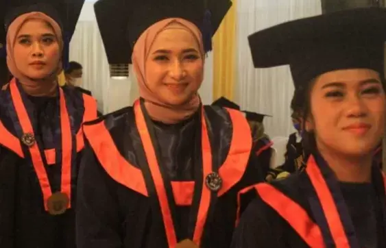Rektor Unibos Kukuhkan 351 Alumni Baru