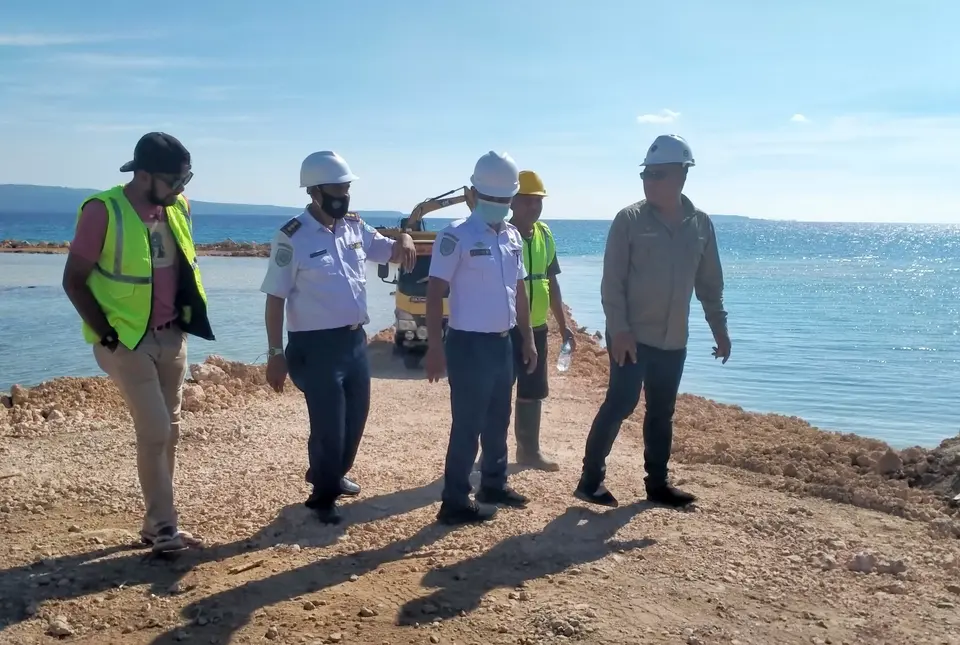 Bupati Arusani Tinjau Pembangunan Pelabuhan Bandar Batauga, Pekerjaan Langsung Dikebut