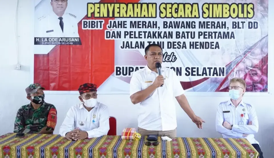 Serahkan Bantuan Bibit Bawang Merah, Bupati Arusani Minta Dinas Pertanian Lakukan Pendampingan Kelompok Tani