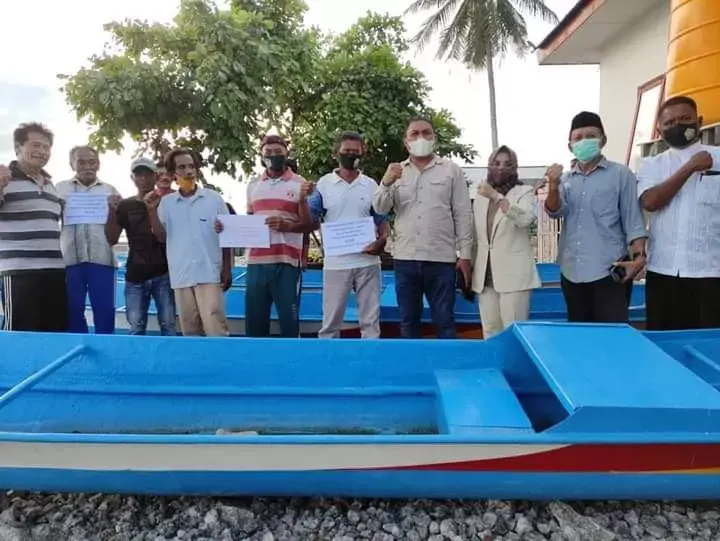 Serahkan Bantuan Kapal Nelayan Di Desa Waonu, Bupati Busel Minta Kades Data Kebutuhan Masyarakat Sesuai Skala Prioritas