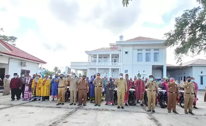 Serahkan Kendaraan Operasional Untuk Lembaga Adat, Bupati Arusani Minta Parabela se-Busel Doakan Kemajuan Daerah