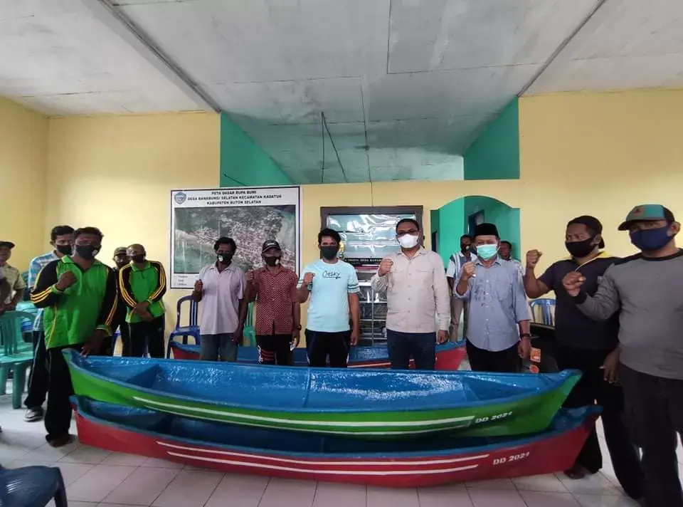 Serahkan Bantuan Perahu, Bupati Arusani: Semoga Enokomi Nelayan Di Bansel Kadatua Bisa Meningkat