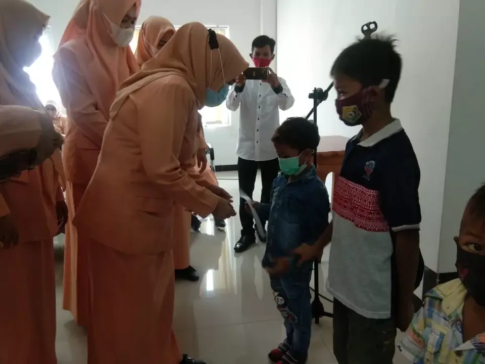 Dharma Wanita Buton Santuni Anak Pegawai Gol II