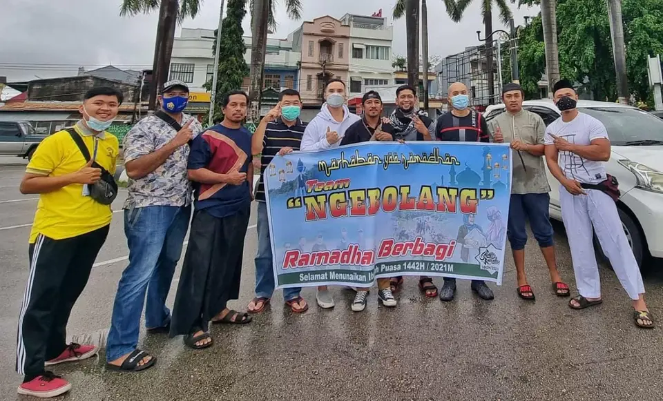 Ada Personil Non-Muslim, Ngebolang Tetap Kompak Bagi-bagi Takjil