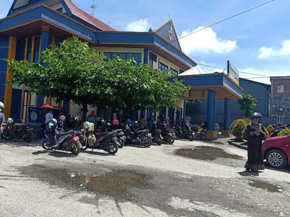 THR Idul Fitri Cair, ATM di Kolaka Diwarnai Antrean Panjang