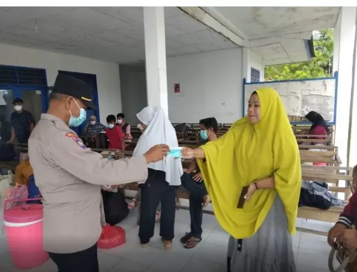 Dukung Kebijakan Pemerintah, Kapolsek Lasalimu Bagi Masker