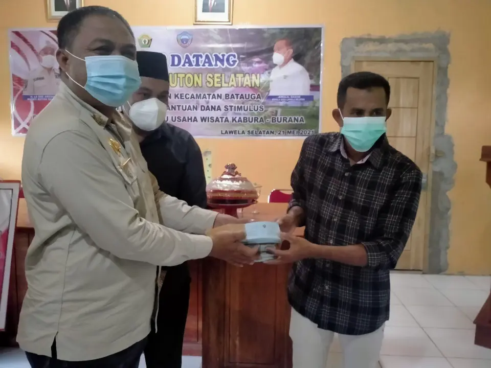Serahkan Bantuan Untuk Pelaku Usaha Pariwisata, Bupati Arusani: Doakan Busel Dijauhkan Dari Pandemi Covid-19