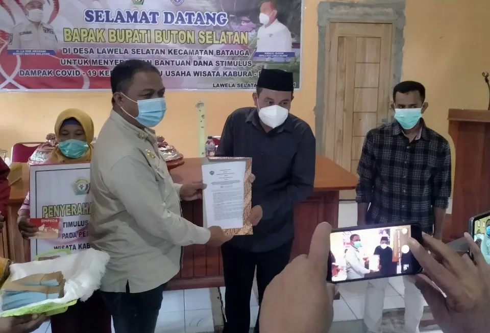 Pemprov Sultra Bantu Dana Stimulus Untuk Pelaku Usaha Pariwisata, Bupati Busel: Pemkab Akan Bantu Gerobak Jualan