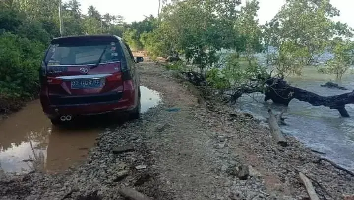 Abrasi Pantai Ancam Putuskan Jalan Penghubung Buton dan Buton Utara di Waoleona