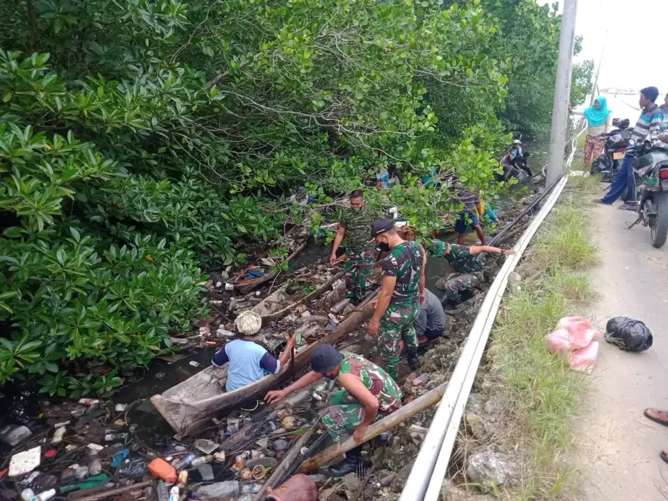 Koramil 1413-07/Kaledupa Bersama Warga Gotong Royong Bersihkan Sampah