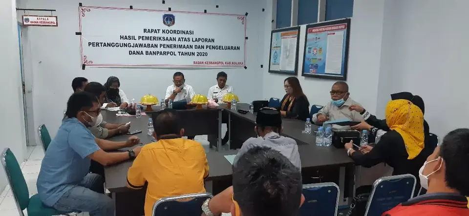 Kesbangpol Kolaka Serahkan LHP Bantuan Keuangan Parpol