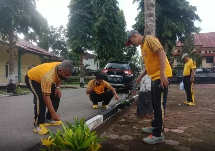 Jelang HUT Bhayangkara, Polres Buton Lakukan Bakti Sosial