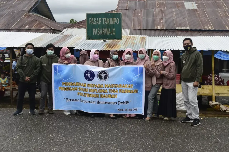 Cegah Covid-19 di Buton, Dosen Politeknik Baubau Bagi-bagi Alkes
