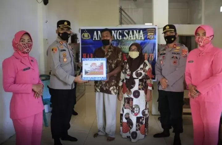 HUT Bhayangkara 75, Kapolres Buton Kunjungi Purnawirawan dan Warakawuri