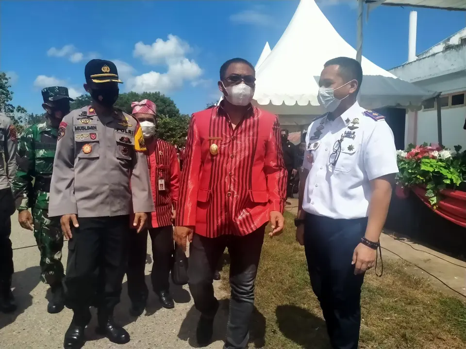 Bupati Busel Ajak Masyarakat Sukseskan Vaksinasi Covid-19