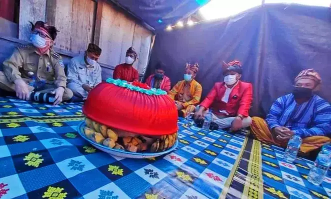 Hadiri Pengukuhan Perangkat Sara Di Kecamatan Siompu, Bupati Busel: Tradisi Ini Wajib Untuk Kita Lestarikan
