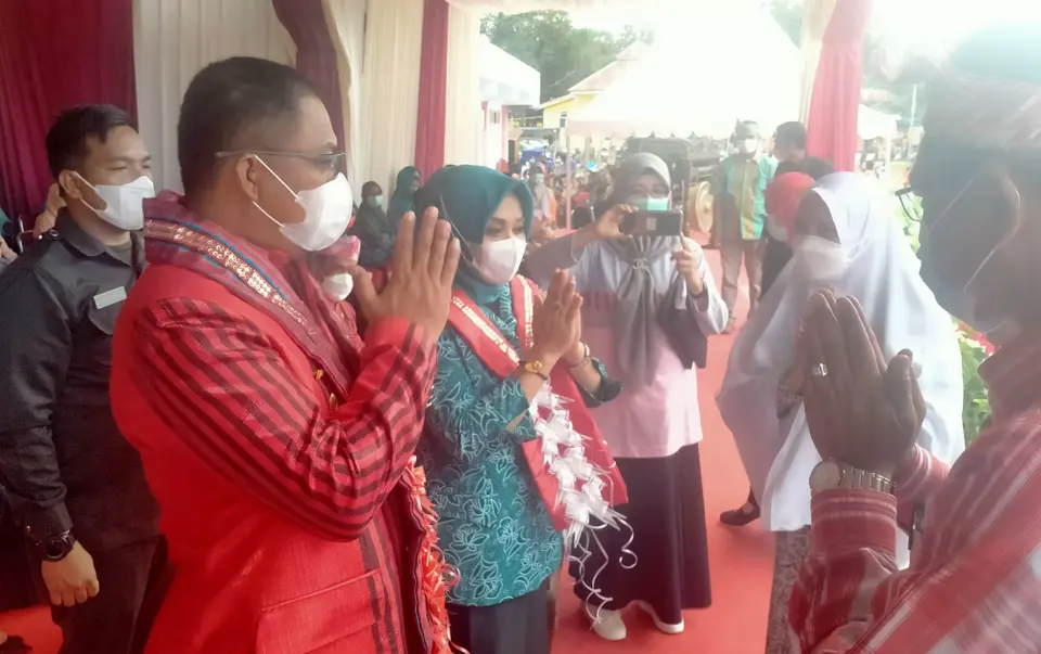 Tegas, Bupati Busel: Semua Kepala OPD Harus Ikut Vaksinasi Covid-19