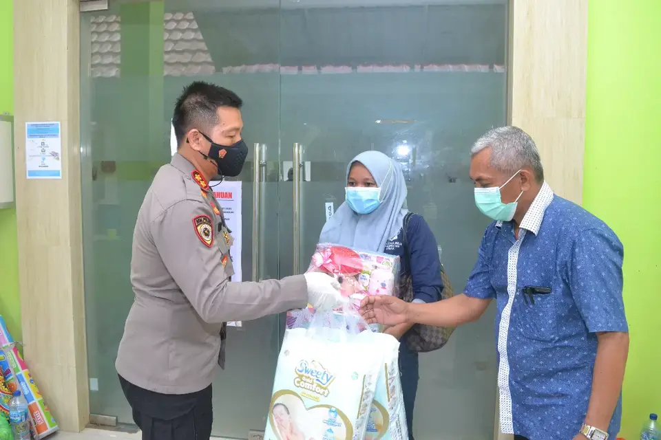 Polres Baubau Beri Tali Asih Kepada Bayi Yang Ditemukan di Baruga Keraton