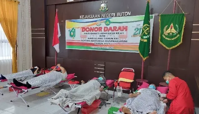 Hari Bhakti Adhyaksa, Kejari Buton Bagi Sembako dan Donor Darah