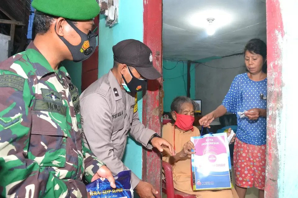Bagikan Sembako Untuk Warga Terdampak Covid-19 Di Baubau, Polisi Dan TNI Ingatkan Pentingnya Prokes