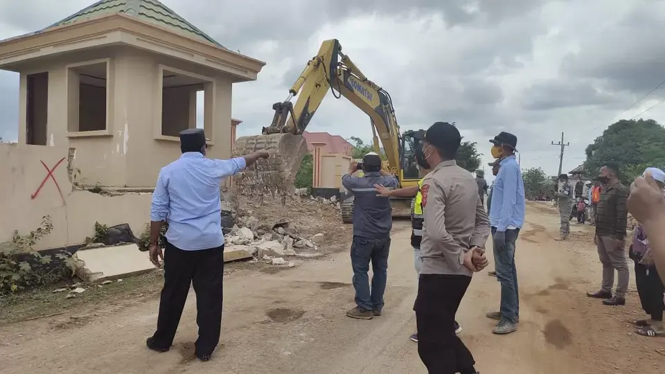 Bupati Buteng Pimpin Pembongkaran Pagar dan Rumah Pos Jaga Milik La Bandera