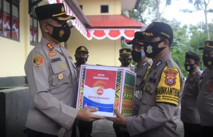 Polres Buton Salurkan Bantuan Sembako Untuk Warga Terdampak Covid-19