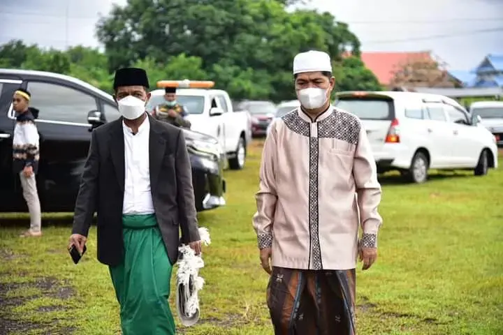 Bupati Buton Sumbang Satu Ekor Sapi Kurban di Pasarwajo, Wakil Bupati di Kapontori