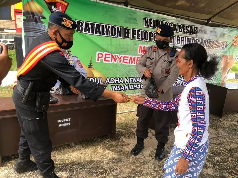 Batalyon B Pelopor Sat Brimobda Sultra Berkurban 16 Ekor Sapi, Dagingnya Dibagikan Ke Warga Busel