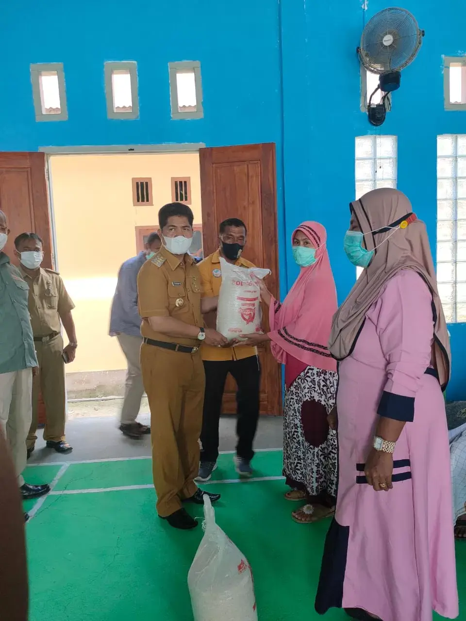 Bulog Bersama Pemkab Buton Distribusikan Bantuan Beras kepada Warga Terdampak PPKM