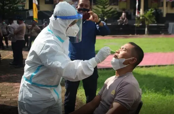 Polisi di Buton Swab Massal