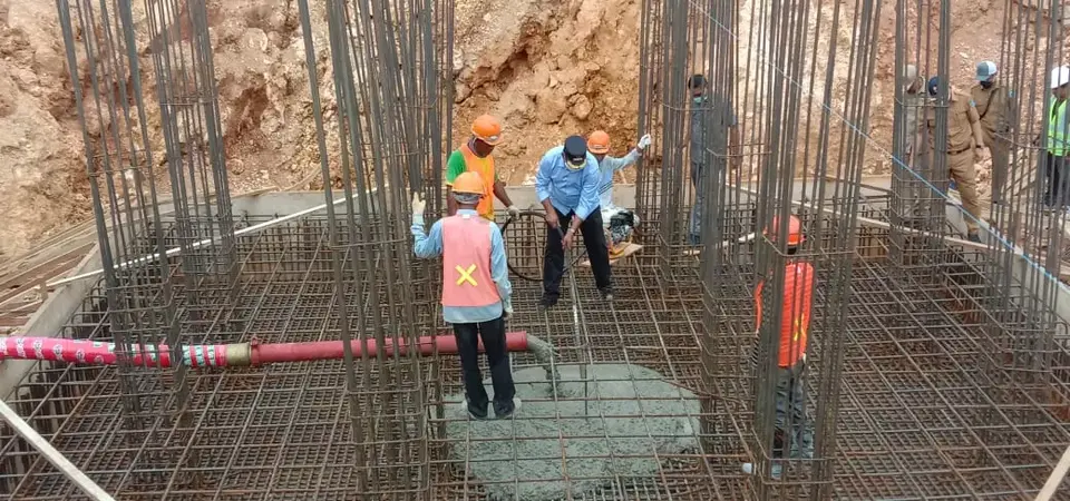 Samahuddin Awali Pengecoran Plat Dasar Tugu Berkah Buteng