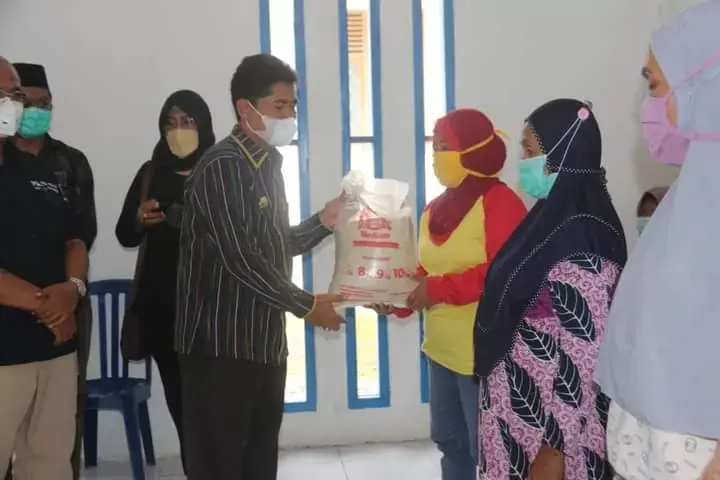 La Bakry Salurkan Bantuan Sasar Warga Kapontori